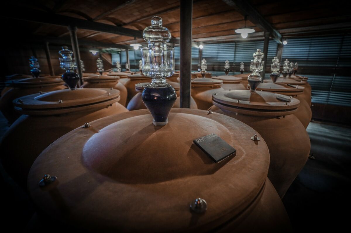 Weinausbau in der Amphore für die Kellerei Chateau Durfort - Tava