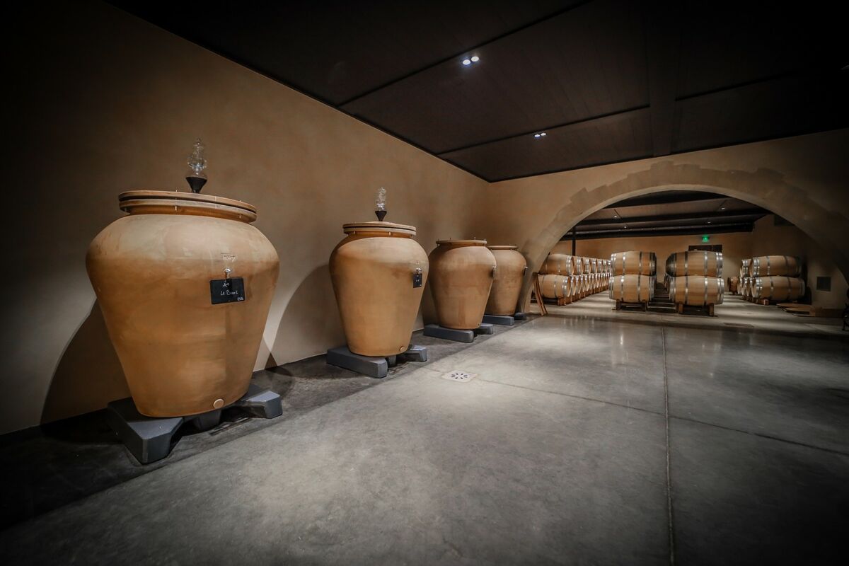 Amphorae for the aging of Château Larmande wine - Tava